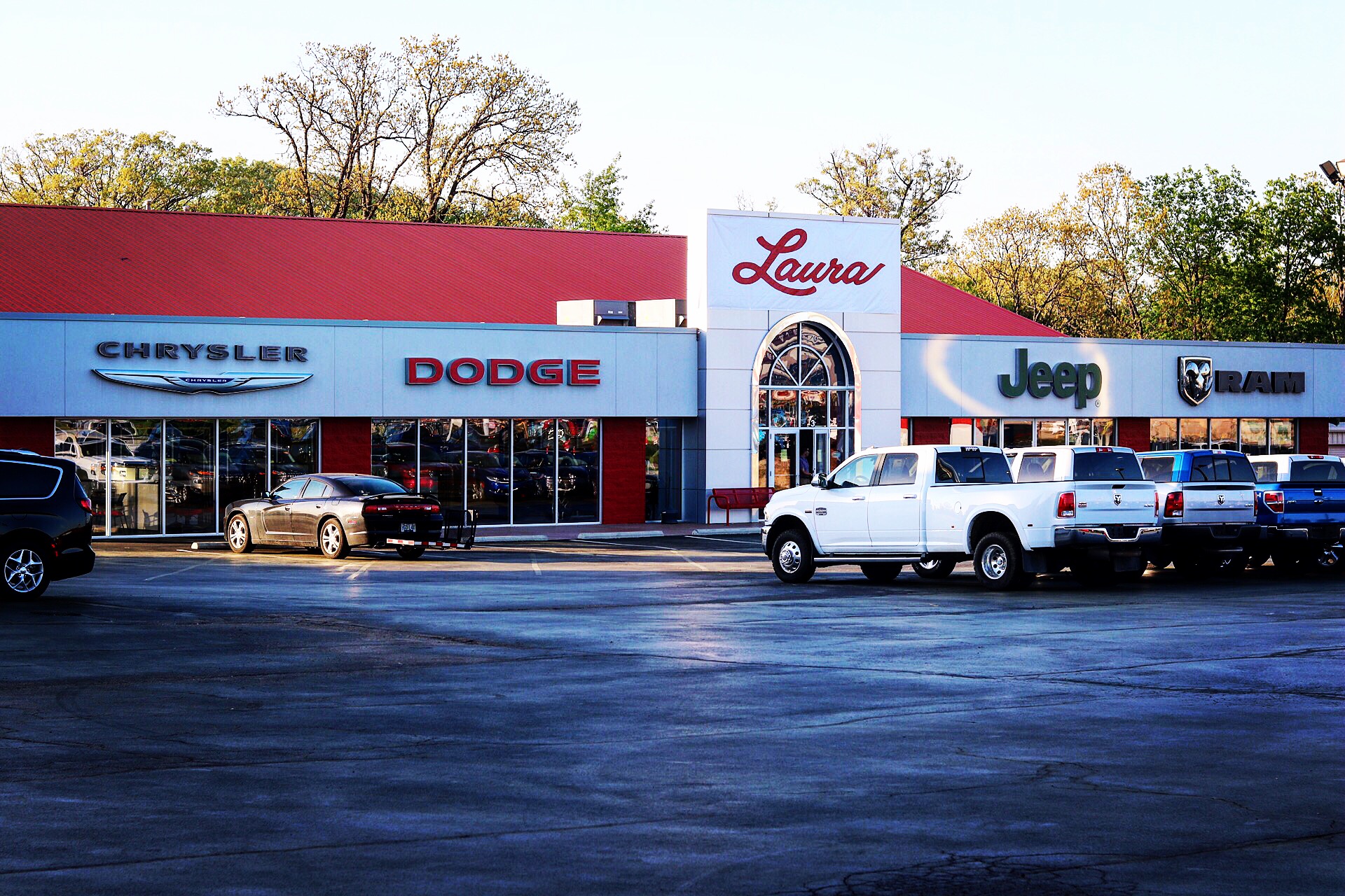 Laura Chrysler Dodge Jeep Ram of Sullivan