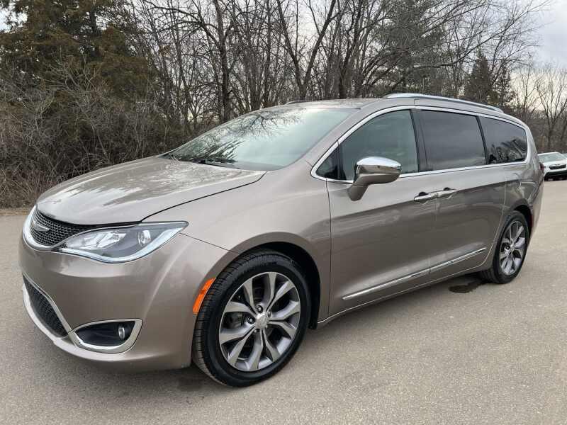 2018 Chrysler Pacifica Tan, 94K miles for Sale